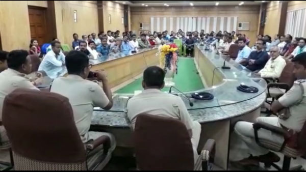 আর হাতে গোনা দিন বাকী পুজোর, বৈঠক সারল দিনাজপুর প্রশাসন আর হাতে গোনা দিন বাকী পুজোর, বৈঠক সারল দিনাজপুর প্রশাসন
