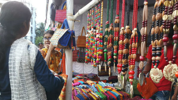সমাজের পিছিয়ে পড়াদের শিল্পকর্ম নিয়ে অভিনব হস্তশিল্প মেলা বিরাটিতে সমাজের পিছিয়ে পড়াদের শিল্পকর্ম নিয়ে অভিনব হস্তশিল্প মেলা বিরাটিতে