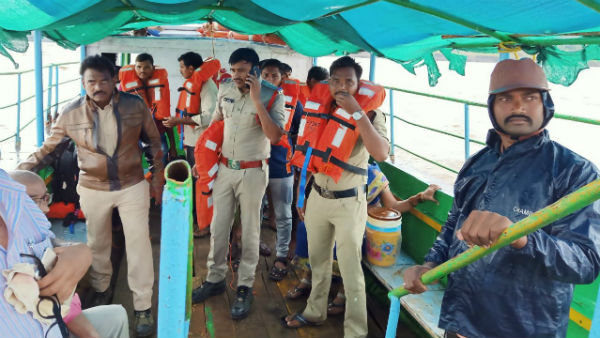 পর্যটক বোঝাই নৌকা উল্টে গেল গোদাবরী নদীতে, মৃত কমপক্ষে ১৩, উদ্ধারে এনডিআরএফ পর্যটক বোঝাই নৌকা উল্টে গেল গোদাবরী নদীতে, মৃত কমপক্ষে ১৩, উদ্ধারে এনডিআরএফ