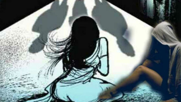 গায়ে একটি সুতোও নেই, সম্ভ্রম রক্ষায় রাস্তা দিয়ে ছুটছেন তরুণী গায়ে একটি সুতোও নেই, সম্ভ্রম রক্ষায় রাস্তা দিয়ে ছুটছেন তরুণী