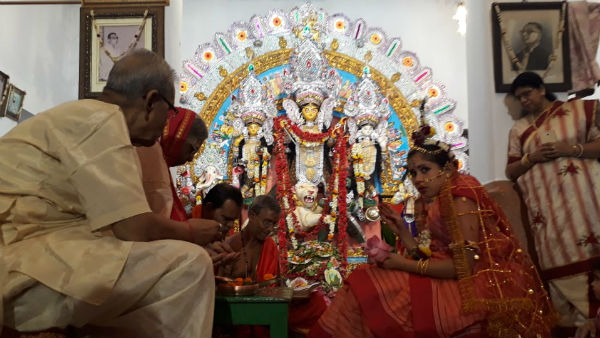 কথিত আছে, এই বাড়িতে মা দুর্গা গয়না পরতে আসেন