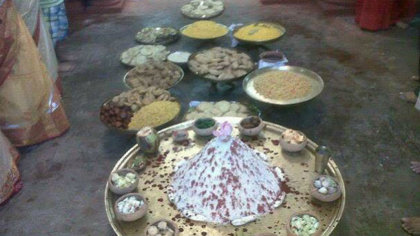 এই বনেদি বাড়িতে সখী বেশে দুর্গা পুজো করে গিয়েছেন রামকৃষ্ণ দেব