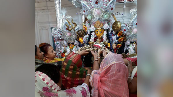 নবপত্রিকাকে বাড়িতেই স্নান করানো হয়