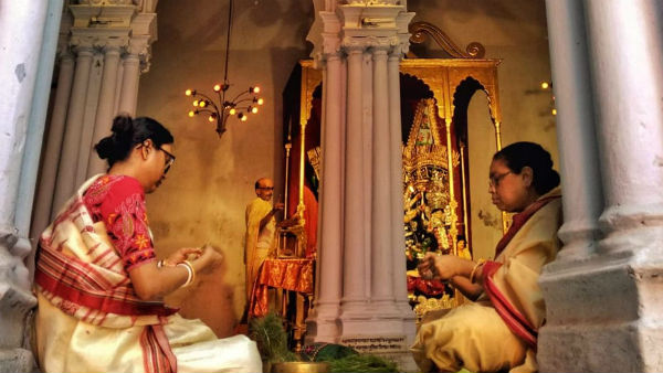 পদ্ম নয়, দেবী পূজিত হন ১০৮টি অপরাজিতা ফুলে
