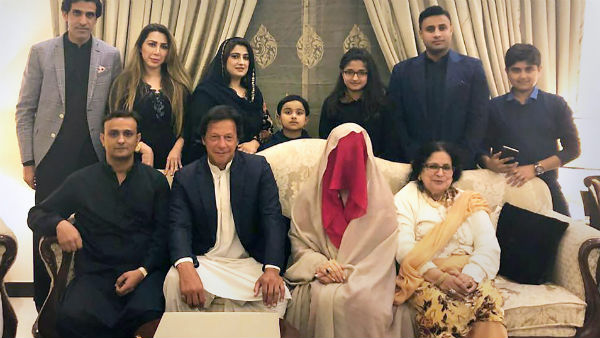 ইমরানের তৃতীয় স্ত্রী দুটি ‘জিন’ পুষেছেন! প্রতিদিন তাদের রান্না করা মাংস খাওয়ান ইমরানের তৃতীয় স্ত্রী দুটি ‘জিন’ পুষেছেন! প্রতিদিন তাদের রান্না করা মাংস খাওয়ান