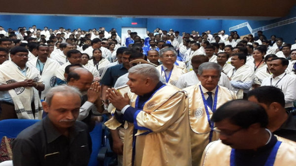 বিদ্যাসাগর বিশ্ববিদ্যালয়ের সমাবর্তনে রাজ্যপাল! শিক্ষা প্রতিষ্ঠানকে পঠনপাঠনের মন্দির গড়ার ডাক বিদ্যাসাগর বিশ্ববিদ্যালয়ের সমাবর্তনে রাজ্যপাল! শিক্ষা প্রতিষ্ঠানকে পঠনপাঠনের মন্দির গড়ার ডাক
