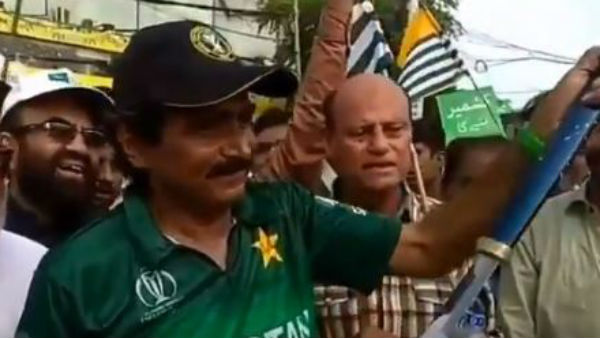 'ব্যাট তেজ আর তলোয়ারও তেজ'