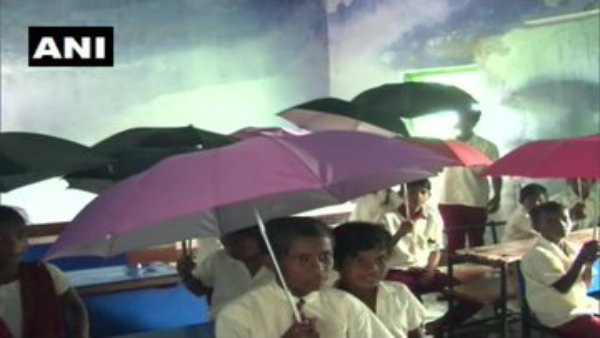 সরকারি স্কুলের ঘরে ছাতা মাথায়! ছবি প্রকাশে চাঞ্চল্য বিজেপি শাসিত রাজ্যে সরকারি স্কুলের ঘরে ছাতা মাথায়! ছবি প্রকাশে চাঞ্চল্য বিজেপি শাসিত রাজ্যে