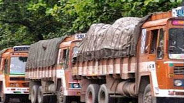 প্রতিবেশী রাজ্যে লাগু নতুন আইন! ট্রাক চালককে সর্বোচ্চ ৮৬,৫০০ টাকার জরিমানা প্রতিবেশী রাজ্যে লাগু নতুন আইন! ট্রাক চালককে সর্বোচ্চ ৮৬,৫০০ টাকার জরিমানা