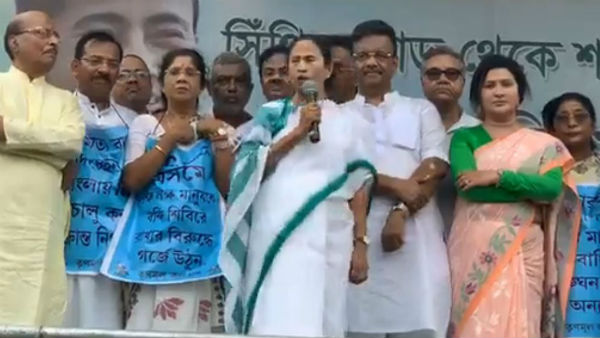 গরু নিয়ে মোদীকে পাল্টা আক্রমণ! তিনি সকালে ওম বলেন অনেকবার, বললেন মমতা গরু নিয়ে মোদীকে পাল্টা আক্রমণ! তিনি সকালে ওম বলেন অনেকবার, বললেন মমতা