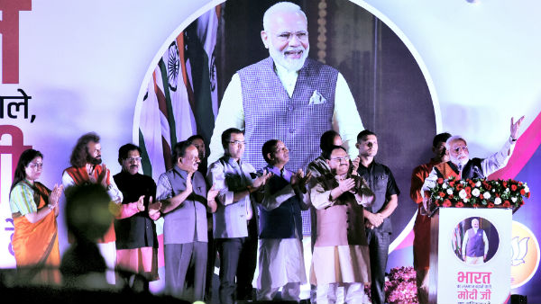৫ বছরে বড় পরিবর্তন দেখেছেন! দেশে ফিরে সংবর্ধনায় মোদী ৫ বছরে বড় পরিবর্তন দেখেছেন! দেশে ফিরে সংবর্ধনায় মোদী