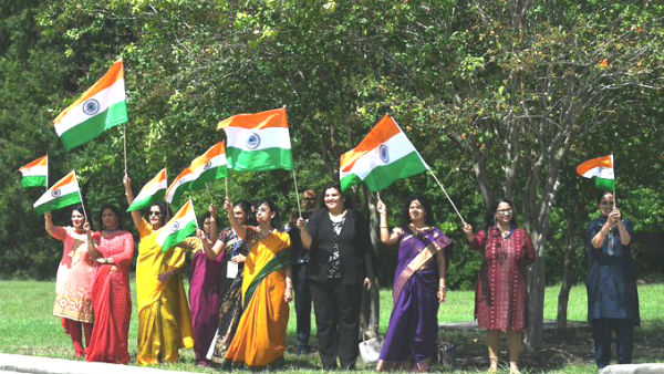 ‘হাউডি মোদী’র আগে জাতীয় পতাকায় উষ্ণ সংবর্ধনা মোদীকে ‘হাউডি মোদী’র আগে জাতীয় পতাকায় উষ্ণ সংবর্ধনা মোদীকে