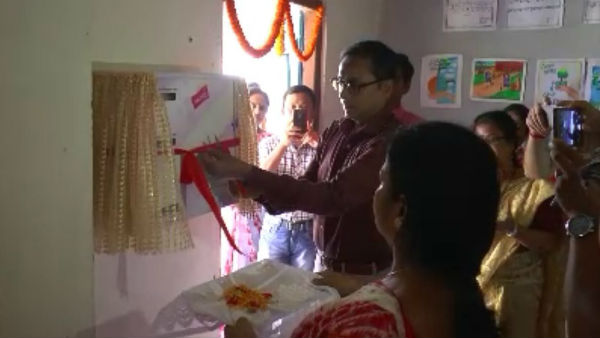 কোচবিহারের স্কুলে চালু হল ন্যাপকিন ভেন্ডিং মেশিন কোচবিহারের স্কুলে চালু হল ন্যাপকিন ভেন্ডিং মেশিন