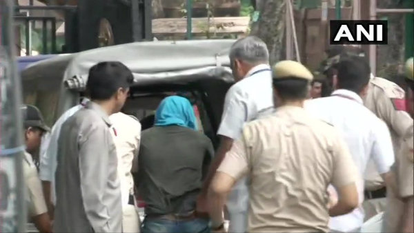 বাইকে করে সংসদে হামলার চেষ্টা! গ্রেফতার যুবক বাইকে করে সংসদে হামলার চেষ্টা! গ্রেফতার যুবক