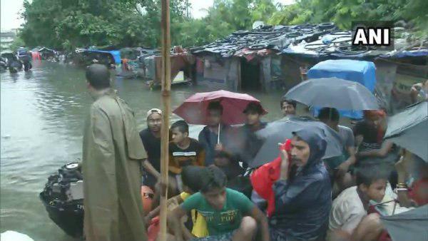 জল থৈ থৈ পাটনা, রাস্তায় নামল নৌকা, হাসপাতালে বেড ভাসছে জলে জল থৈ থৈ পাটনা, রাস্তায় নামল নৌকা, হাসপাতালে বেড ভাসছে জলে