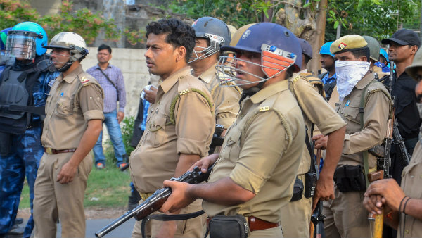 ট্রাফিক নিয়ম ভাঙলেন আইনের রক্ষকরাই, ৫১ জন পুলিসকর্মীকে জরিমানা উত্তর প্রদেশে ট্রাফিক নিয়ম ভাঙলেন আইনের রক্ষকরাই, ৫১ জন পুলিসকর্মীকে জরিমানা উত্তর প্রদেশে