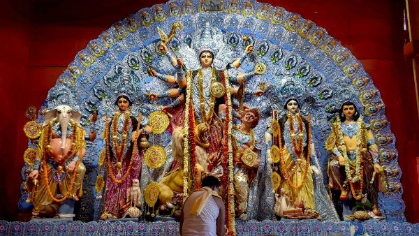 এবার সপরিবারে গৌরী আসছেন কালিয়াগঞ্জের দীপঙ্করের বাড়িতে এবার সপরিবারে গৌরী আসছেন কালিয়াগঞ্জের দীপঙ্করের বাড়িতে