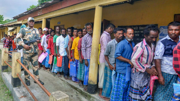 জলপাইগুড়িতে এখনও এনআরসি আতঙ্ক, আধারের জন্য লম্বা লাইন জলপাইগুড়িতে এখনও এনআরসি আতঙ্ক, আধারের জন্য লম্বা লাইন