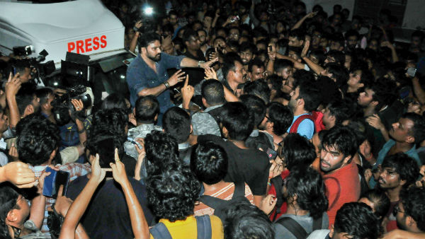 যাদবপুরের ঘটনা নিয়ে গভীর উদ্বেগ প্রকাশ বিদ্বজ্জনেদের যাদবপুরের ঘটনা নিয়ে গভীর উদ্বেগ প্রকাশ বিদ্বজ্জনেদের