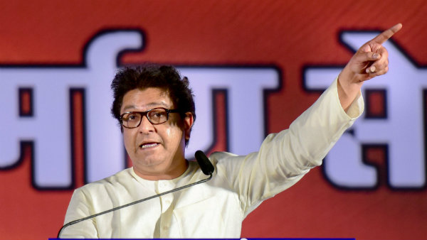 রাজ ঠাকরে পিছিয়ে আসেন