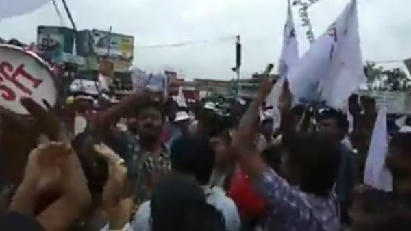 বাড়ির ওপর থেকে ইট ছোঁড়ার অভিযোগ