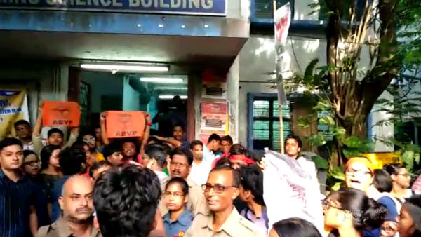 যাদবপুরে ঘেরাও বাবুল সুপ্রিয়, অগ্নিমিত্রা পাল