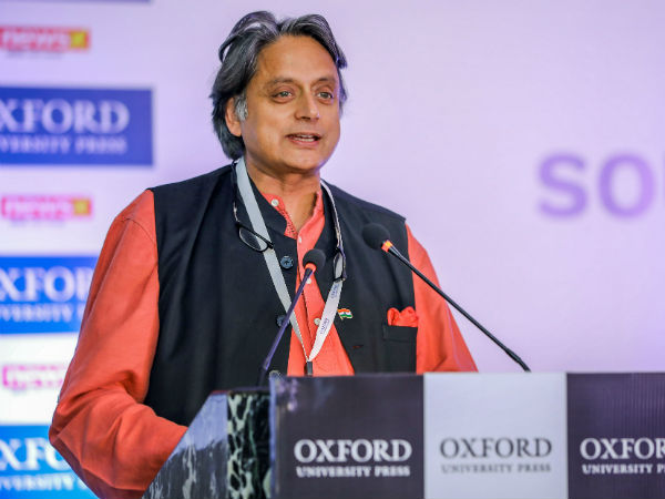 হাউডি মোদীর আগে মোদী-স্তুতি শশীর মুখে! কংগ্রেস নেতার বক্তব্য ঘিরে আলোচনা হাউডি মোদীর আগে মোদী-স্তুতি শশীর মুখে! কংগ্রেস নেতার বক্তব্য ঘিরে আলোচনা