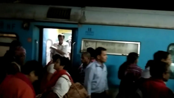 শতাব্দী এক্সপ্রেসে আরশোলার উপদ্রব! তুমুল শোরগোল শতাব্দী এক্সপ্রেসে আরশোলার উপদ্রব! তুমুল শোরগোল