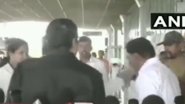 প্রকাশ্যে সহযোগীকে চড় কষালেন প্রাক্তন কংগ্রেস মুখ্যমন্ত্রী প্রকাশ্যে সহযোগীকে চড় কষালেন প্রাক্তন কংগ্রেস মুখ্যমন্ত্রী