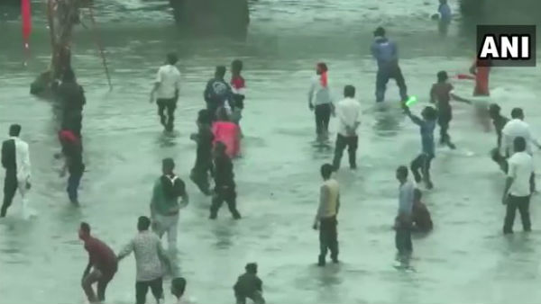 পাথর ছোড়ার উৎসব গোতমার-এ মেতে ৪০০ জন আহত! চাঞ্চল্য কংগ্রেস শাসিত রাজ্যে পাথর ছোড়ার উৎসব গোতমার-এ মেতে ৪০০ জন আহত! চাঞ্চল্য কংগ্রেস শাসিত রাজ্যে
