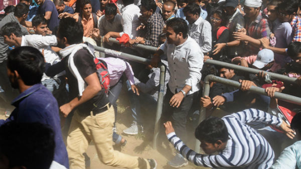 বিক্ষোভে উত্তাল বেনারস হিন্দু বিশ্ববিদ্যালয় বিক্ষোভে উত্তাল বেনারস হিন্দু বিশ্ববিদ্যালয়