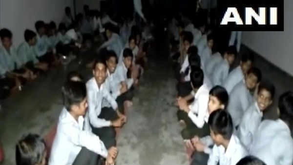 ২৪ ঘণ্টা ধরে স্কুলের মধ্যে আটক ৩৫০ জন পড়ুয়া, সঙ্গে ৫০ জন শিক্ষক-শিক্ষিকা! রাজস্থানে করুণ পরিস্থিতি ২৪ ঘণ্টা ধরে স্কুলের মধ্যে আটক ৩৫০ জন পড়ুয়া, সঙ্গে ৫০ জন শিক্ষক-শিক্ষিকা! রাজস্থানে করুণ পরিস্থিতি