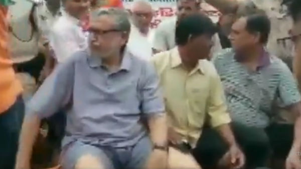 বিহারে চারিদিকে জলমগ্ন, তিনদিন আটকে থাকার পরে হাফ প্যান্টে উদ্ধার হলেন উপমুখ্যমন্ত্রী বিহারে চারিদিকে জলমগ্ন, তিনদিন আটকে থাকার পরে হাফ প্যান্টে উদ্ধার হলেন উপমুখ্যমন্ত্রী