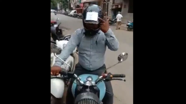ট্রাফিক আইনে কড়াকড়ি, হেলমেটে নথি নিয়ে ঘুরছেন বাইক চালক ট্রাফিক আইনে কড়াকড়ি, হেলমেটে নথি নিয়ে ঘুরছেন বাইক চালক