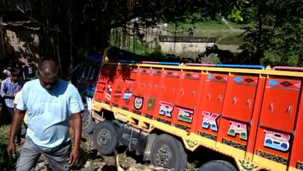 নিয়ন্ত্রণ হারিয়ে চায়ের দোকানে ঢুকে পড়ল লরি, গঙ্গারামপুরে দুর্ঘটনায় মৃত্যু পাঁচজনের নিয়ন্ত্রণ হারিয়ে চায়ের দোকানে ঢুকে পড়ল লরি, গঙ্গারামপুরে দুর্ঘটনায় মৃত্যু পাঁচজনের