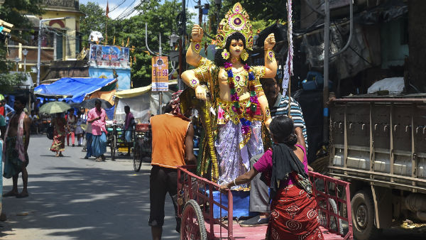 ধুঁকতে থাকা হলদিয়া শিল্পাঞ্চলে মনে আশা নিয়ে বিশ্বকর্মা পুজো শ্রমিকদের ধুঁকতে থাকা হলদিয়া শিল্পাঞ্চলে মনে আশা নিয়ে বিশ্বকর্মা পুজো শ্রমিকদের