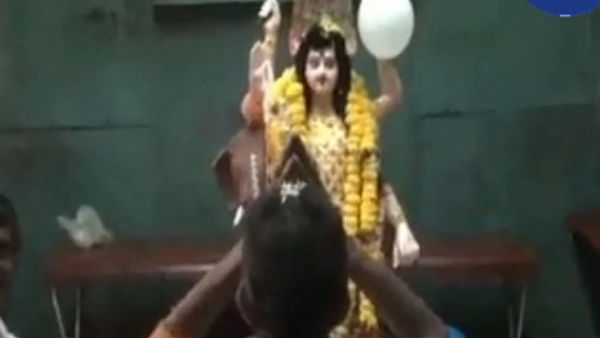 লোকাল ট্রেনে বিশ্বকর্মা পুজো! মন্ত্রোচ্চারণ থেকে নাচগান চলল কামরাতেই লোকাল ট্রেনে বিশ্বকর্মা পুজো! মন্ত্রোচ্চারণ থেকে নাচগান চলল কামরাতেই