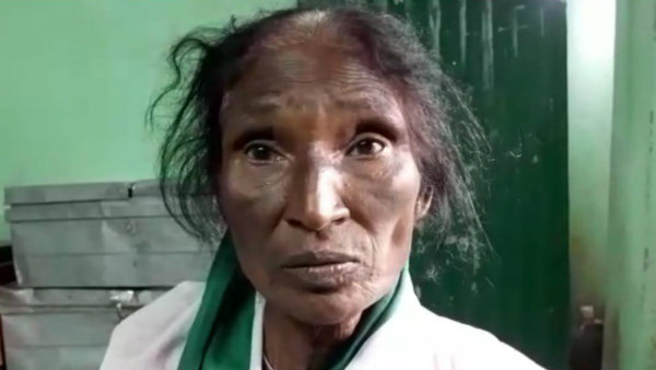 ছেলেধরা সন্দেহে মহিলাকে পুলিশের হাতে তুলে দিলেন গ্রামবাসীরা ছেলেধরা সন্দেহে মহিলাকে পুলিশের হাতে তুলে দিলেন গ্রামবাসীরা