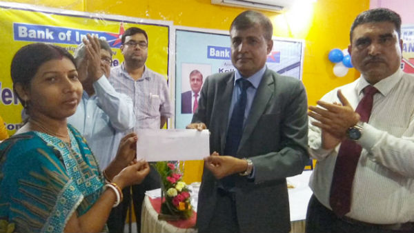 মহিলাদের স্বনির্ভর করতে এগিয়ে এল রাষ্ট্রায়ত্ত্ব ব্যাঙ্ক, হাতে তুলে দিল চেক মহিলাদের স্বনির্ভর করতে এগিয়ে এল রাষ্ট্রায়ত্ত্ব ব্যাঙ্ক, হাতে তুলে দিল চেক
