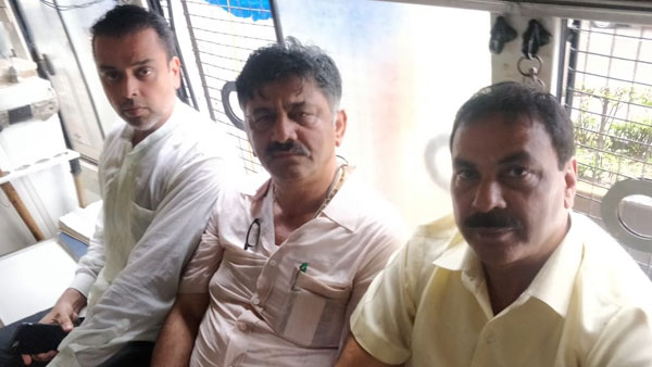 ১৩ সেপ্টেম্বর পর্যন্ত ইডির হেফাজতে কংগ্রেসের ডিকে শিবকুমার! কর্নাটক জুড়ে বিক্ষোভ ১৩ সেপ্টেম্বর পর্যন্ত ইডির হেফাজতে কংগ্রেসের ডিকে শিবকুমার! কর্নাটক জুড়ে বিক্ষোভ