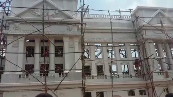 দুর্গাপুজো ২০১৯ : বাকিংহ্যাম প্যালেস দেখতে হলে লন্ডন নয়, চলে আসুন বারাসতের রথতলায় দুর্গাপুজো ২০১৯ : বাকিংহ্যাম প্যালেস দেখতে হলে লন্ডন নয়, চলে আসুন বারাসতের রথতলায়