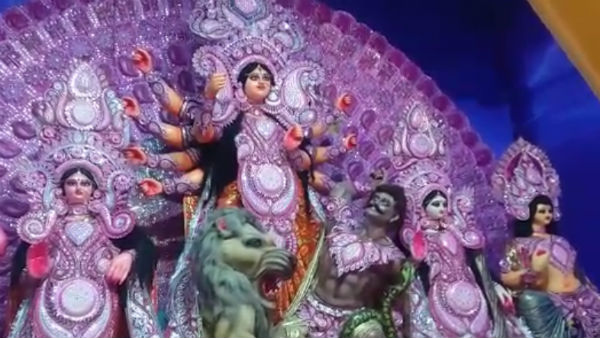 দুর্গাপুজো ২০১৯ : বাকিংহ্যাম প্যালেস দেখতে হলে লন্ডন নয়, চলে আসুন বারাসতের রথতলায় দুর্গাপুজো ২০১৯ : বাকিংহ্যাম প্যালেস দেখতে হলে লন্ডন নয়, চলে আসুন বারাসতের রথতলায়