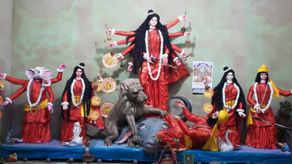 দুর্গার হাতে নেই কোনও অস্ত্র! বহরমপুরের মণ্ডপে কালিকাপ্রসাদকে স্মরণ দুর্গার হাতে নেই কোনও অস্ত্র! বহরমপুরের মণ্ডপে কালিকাপ্রসাদকে স্মরণ