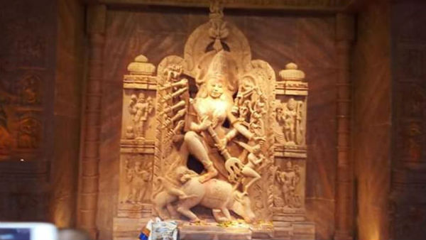 উত্তর থেকে দক্ষিণ, ষষ্ঠীর সন্ধ্যায় তিলোত্তমায় উপছে পড়া ভিড়