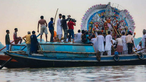 নীলকণ্ঠ পাখি ওড়ানো