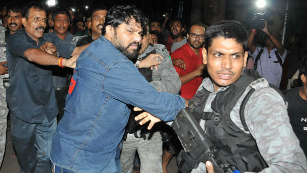 যাদবপুরে মন্ত্রীকে ঘিরে বিক্ষোভ