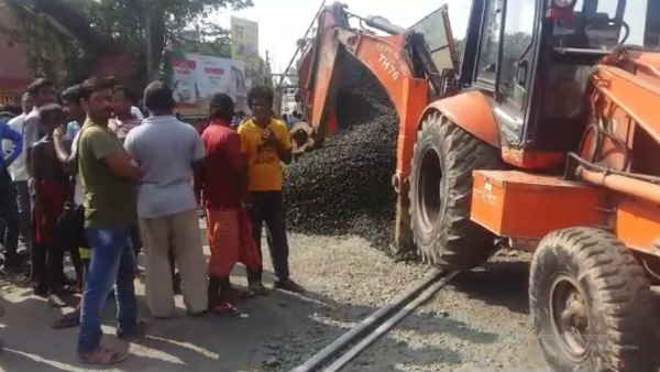 বারাসতে রেললাইনে বিকল ট্রাক, ব্যাহত ট্রেন চলাচল বারাসতে রেললাইনে বিকল ট্রাক, ব্যাহত ট্রেন চলাচল