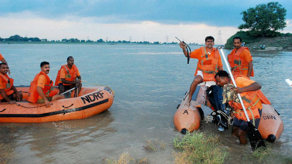 অসমে নৌকাডুবি, ৮০ জন যাত্রীর খোঁজে জোরদার তল্লাশি অসমে নৌকাডুবি, ৮০ জন যাত্রীর খোঁজে জোরদার তল্লাশি
