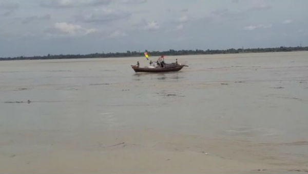 মালদহে নৌকাডুবি, বিসর্জনের রাতে তিন শিশুর মৃত্যু মালদহে নৌকাডুবি, বিসর্জনের রাতে তিন শিশুর মৃত্যু