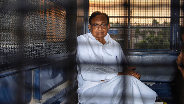 প্রবল পেটে ব্যথা! চিদাম্বরমকে নিয়ে যাওয়া হল দিল্লির এইমস-এ প্রবল পেটে ব্যথা! চিদাম্বরমকে নিয়ে যাওয়া হল দিল্লির এইমস-এ